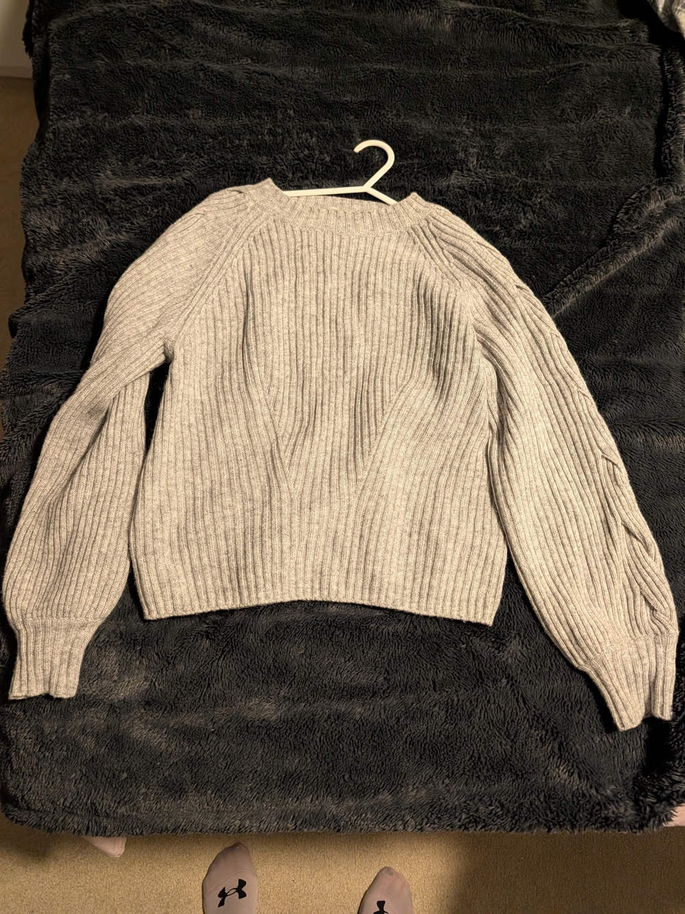 GUESS Light Gray Ribbed Crewneck Sweater - Picture 2 of 5